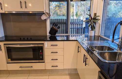 Helensvale House | Parkland Paradise Pool. Family -near Theme Parks- Pet Friendly