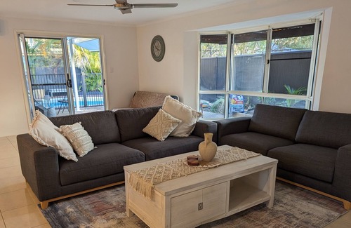 Helensvale House | Parkland Paradise Pool. Family -near Theme Parks- Pet Friendly