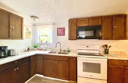 Fort White House | Parks, Springs, Nature getaway 3-bedroom mobile home WiFi, AC in l Fort White