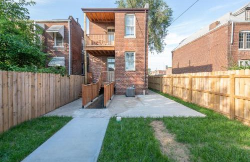 St. Louis House | Parkside Comfort | JZ Vacation Rentals