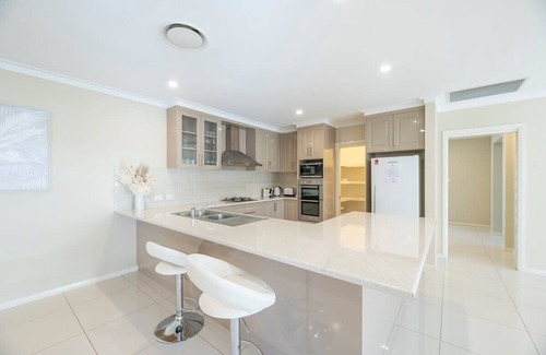 Dubbo House | Parkside Getaway | Pool, Family Entertainer