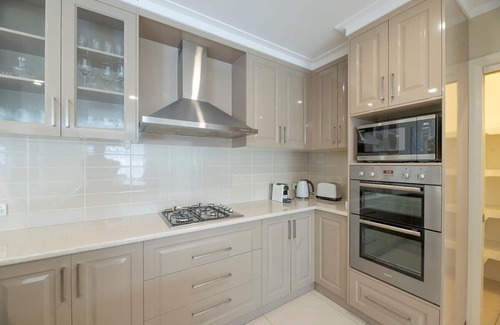 Dubbo House | Parkside Getaway | Pool, Family Entertainer