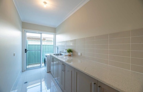 Dubbo House | Parkside Getaway | Pool, Family Entertainer