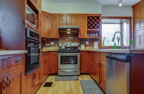 Hartwick House | Parkside Manor*NEW* - Walk to Husky Park!8Mi.toCDP