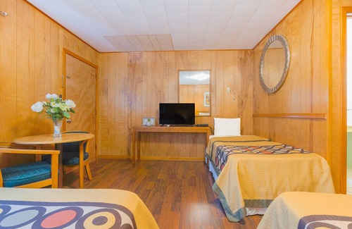Conneaut Lakeshore Hotel | Parkside Motel By OYO Meadville Conneaut Lake