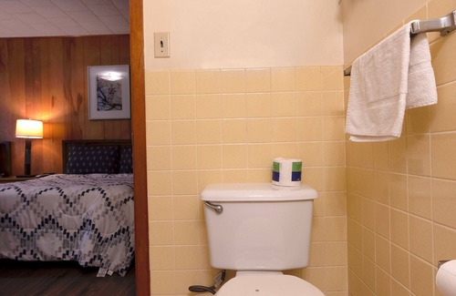 Conneaut Lakeshore Hotel | Parkside Motel By OYO Meadville Conneaut Lake