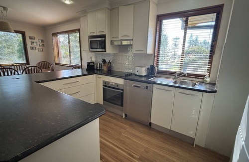 Black Head House | Parkview 1 Coastal 3 bedroom home,100m stroll to the beach, parks, cafés