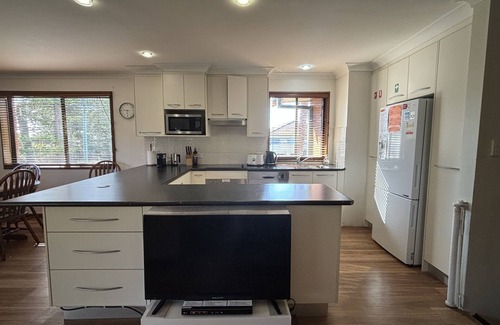 Black Head House | Parkview 1 Coastal 3 bedroom home,100m stroll to the beach, parks, cafés