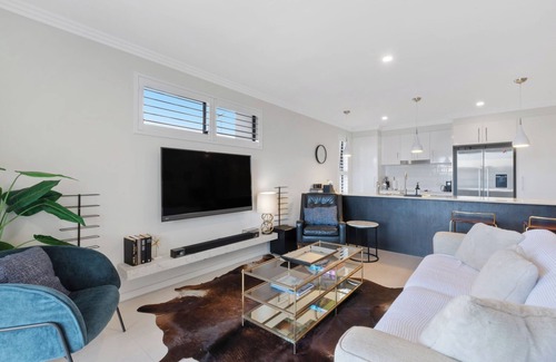 Morningside Apartment | Parkview 2 Bedroom Luxe Suite with BBQ Patio
