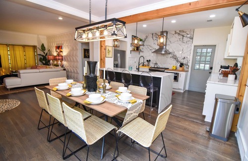 Crosstown House | Parkway Paradise - 7 Beds 4 Bedrooms - Elegant and Spacious - Recently Updated