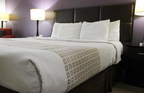 Manhattan Hotel | Parkwood Inn & Suites