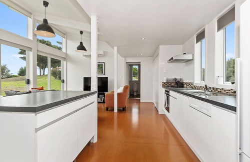 Russell House | Paroa Bay Chalets - Te Whare Kiwi