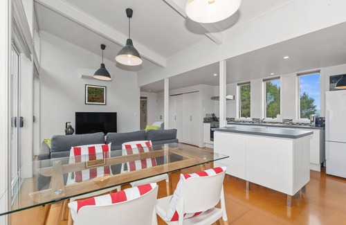 Russell House | Paroa Bay Chalets - Te Whare Tui