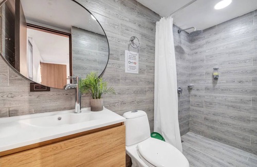 Las Lomas I Apartment | Parque Lleras jacuzzi, with AC, 100mb wifi