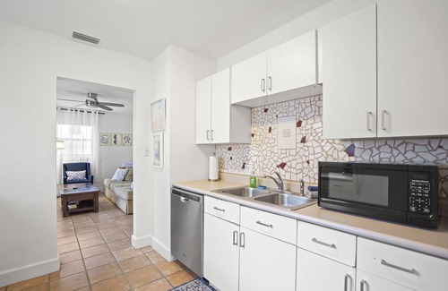 Pass-a-Grille Cabin | Pass-A-Grille St Pete Beach Bungalows Parking Wi-Fi