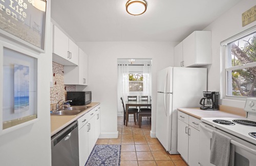 Pass-a-Grille Cabin | Pass-A-Grille St Pete Beach Bungalows Parking Wi-Fi