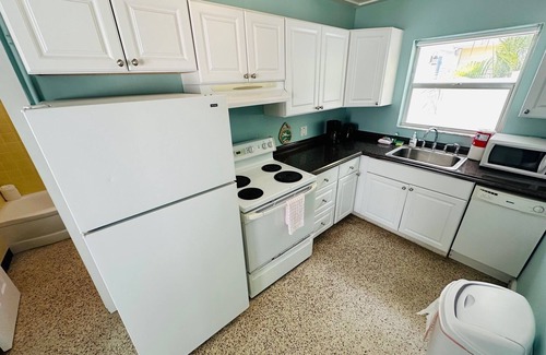 Pass-a-Grille Cabin | Pass-A-Grille St Pete Beach Bungalows Parking Wi-Fi