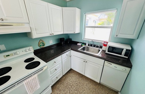 Pass-a-Grille Cabin | Pass-A-Grille St Pete Beach Bungalows Parking Wi-Fi