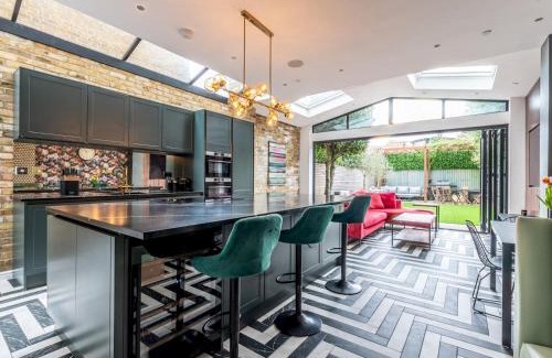Canbury House | Pass the Keys Gorgeous 4 bedroom with parking Kingston London