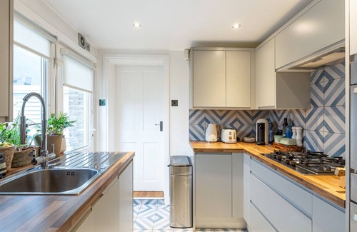 Greenwich House | Pass the Keys | 2-Bed 2 Baths Home/Garden/Great Travel Links