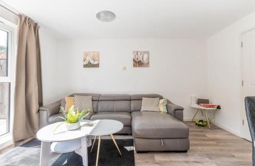 Charlton House | Pass the Keys 2 Bedroom House Free Parking Near Charlton Stn