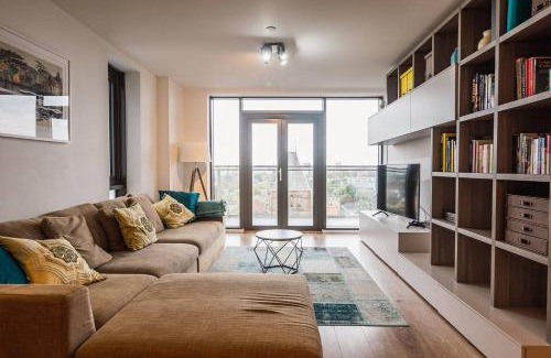 London City Centre Apartment | Pass the Keys 3 Bed 2 Bath with Stunning Views from the 8th Fl