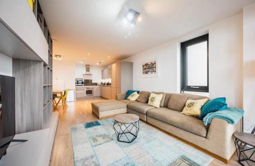 London City Centre Apartment | Pass the Keys 3 Bed 2 Bath with Stunning Views from the 8th Fl