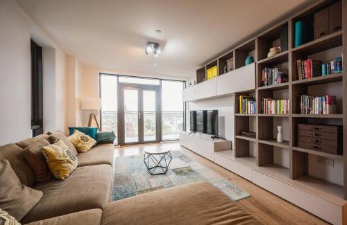 London City Centre Apartment | Pass the Keys 3 Bed 2 Bath with Stunning Views from the 8th Fl