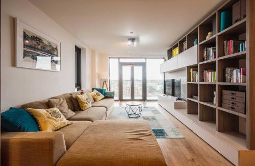 London City Centre Apartment | Pass the Keys 3 Bed 2 Bath with Stunning Views from the 8th Fl