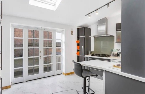 St Albans House | Pass the Keys | 35 Spencer st · Stylish, City Centre Retreat