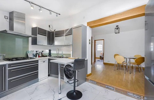 St Albans House | Pass the Keys | 35 Spencer st · Stylish, City Centre Retreat