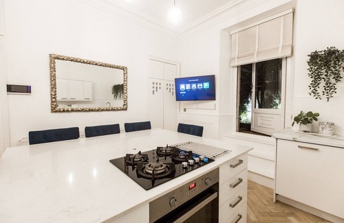 Glasgow House | Pass the Keys | 5 Star Luxury Main door 3bedroom Garden Duplex