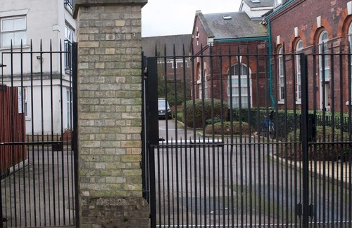 North Woolwich Apartment | Pass the Keys | Bright Modern flat by City Airport