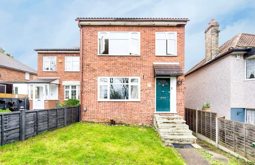 St. Michael's House | Pass the Keys | Bright Spacious Home Away From Home With Parking