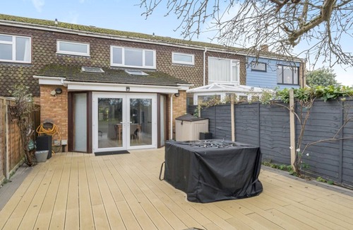 West Molesey House | Pass the Keys | Charming Home with River views Near Hampton Court