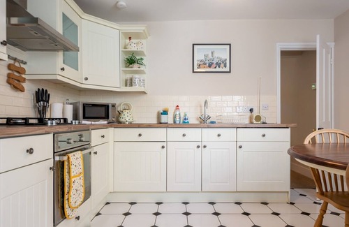 Canterbury House | Pass the Keys | Charming 2 bed cottage with parking in Canterbury
