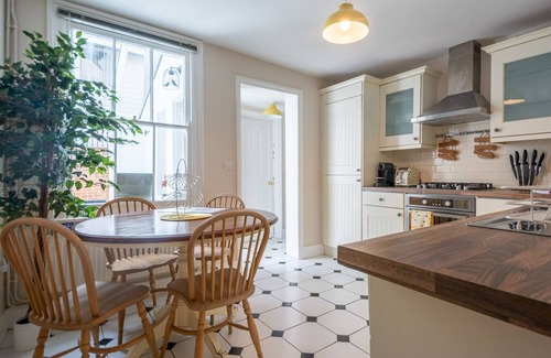 Canterbury House | Pass the Keys | Charming 2 bed cottage with parking in Canterbury