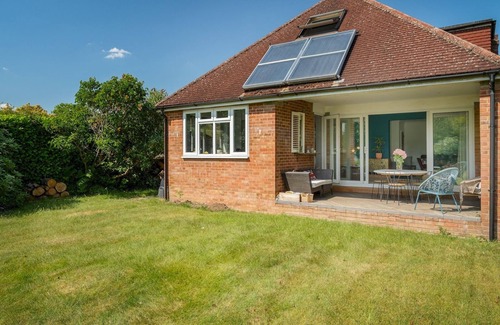 St Albans House | Pass the Keys | Charming 3 bed house with parking and large garden