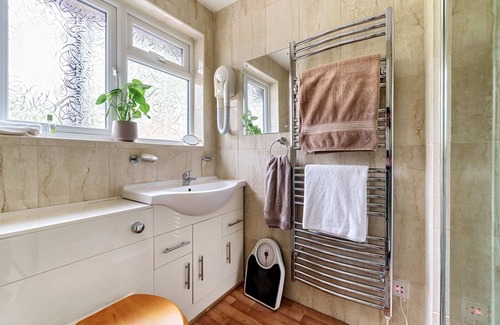 Exeter House | Pass the Keys | Close to Uni homely and suitable for families