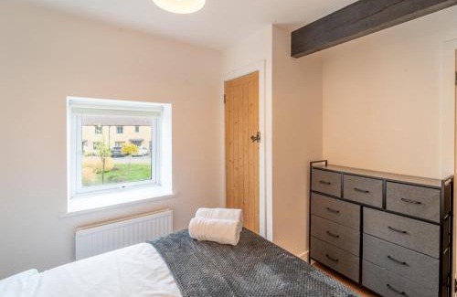 Cassington House | Pass the Keys Cosy 2 Bed Terrace Peaceful Village location