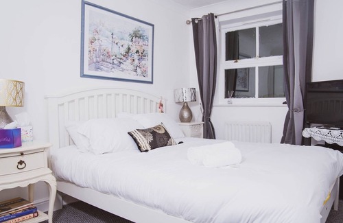 Maidstone House | Pass the Keys | Cosy Retreat with River View FREE Parking Nr Town