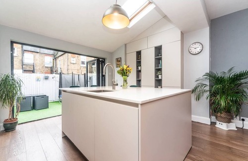 Earlsfield House | Pass the Keys | Elegant Family Home with Garden in Earlsfield