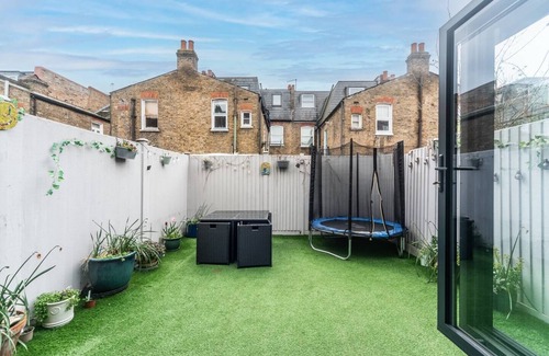 Earlsfield House | Pass the Keys | Elegant Family Home with Garden in Earlsfield