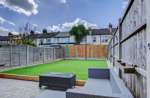 Southend-on-Sea House | Pass the Keys | Beautiful House in SouthChurch