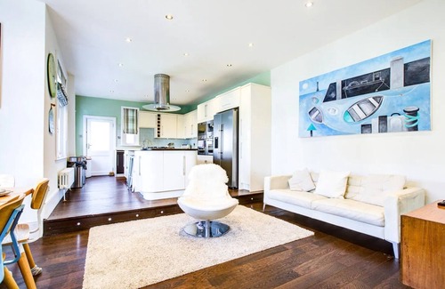 Leigh-on-Sea House | Pass the Keys | Large house Leigh Sea views