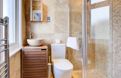 Leigh-on-Sea House | Pass the Keys | Large house Leigh Sea views