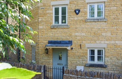 Cheltenham House | Pass the Keys | Lovely 4 bedroom family home with garden & parking