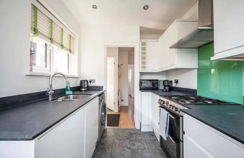 Bellingham Apartment | Pass the Keys | Modern Beckenham Apartment fast London train links