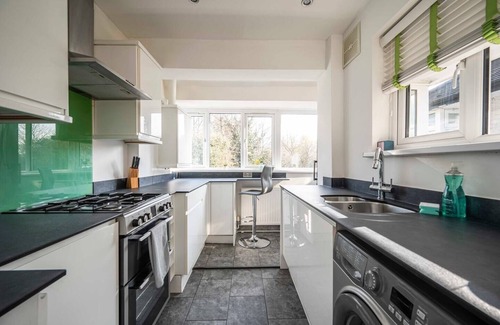 Bellingham Apartment | Pass the Keys | Modern Beckenham Apartment fast London train links