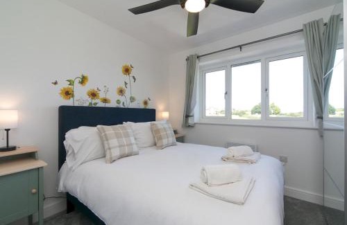 Brynteg House | Pass the Keys Modern Home with Hot Tub